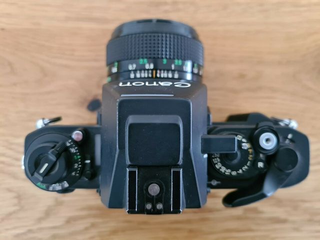 Canon NEW F-1 mit 50 mm 11.4 FD Objektiv, AE Motor Drive und Blitzgerät 155A