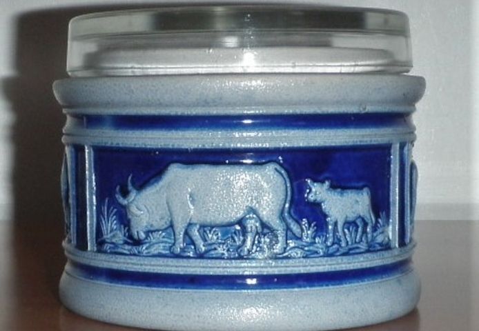massiver grau-blauer Steingut-Topf mit Glasdeckel und Gravur Tiere (Stiere o. ä.) und Fauna