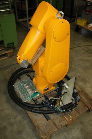 Roboter arm Stäubli RX90 mit Cs7 Steuerungseinheit