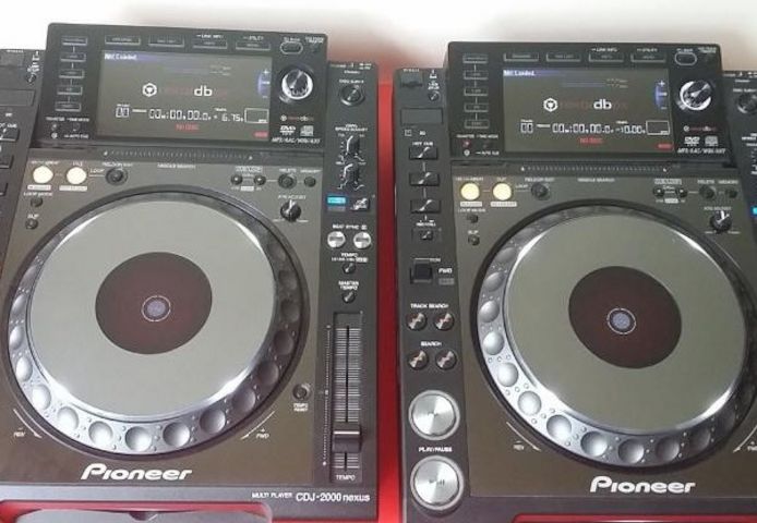2x Pioneer CDJ-2000 Nexus