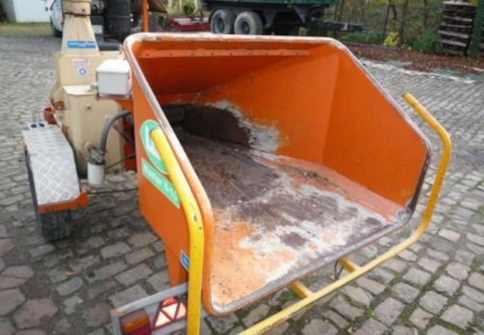 Holzhaecksler Diesel 28PS Bj. 2002 Häcksler 80km Fahrgestell