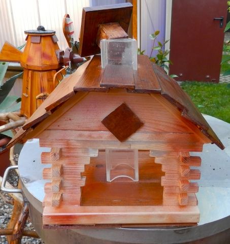 schönes Vogelfutterhaus mit Futterspender
