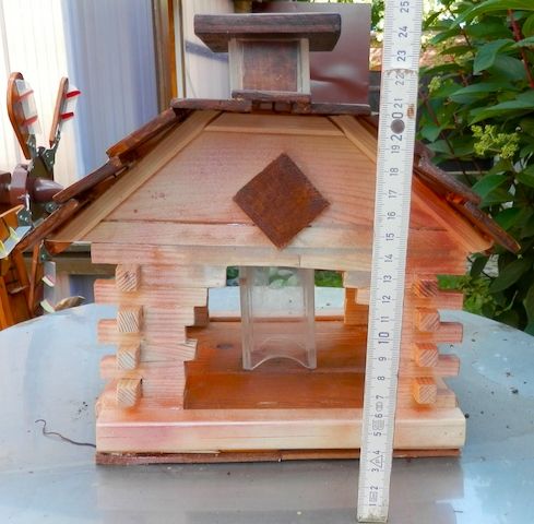 schönes Vogelfutterhaus mit Futterspender