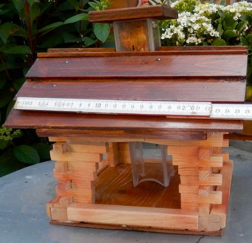schönes Vogelfutterhaus mit Futterspender