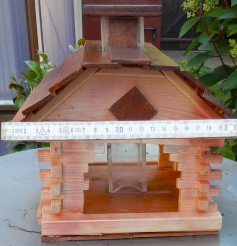 schönes Vogelfutterhaus mit Futterspender