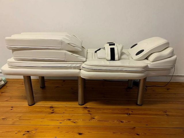 Massageliege mit Ganzkörper Vibration