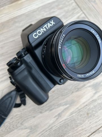 Contax 645 Mittelformat-Filmkamera mit Carl Zeiss Objektiv 80 mm f/2,0