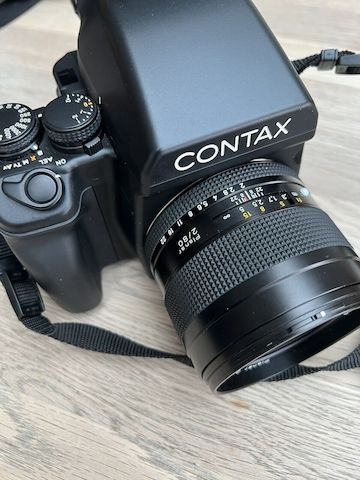 Contax 645 Mittelformat-Filmkamera mit Carl Zeiss Objektiv 80 mm f/2,0