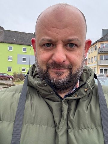 Er sucht Sie