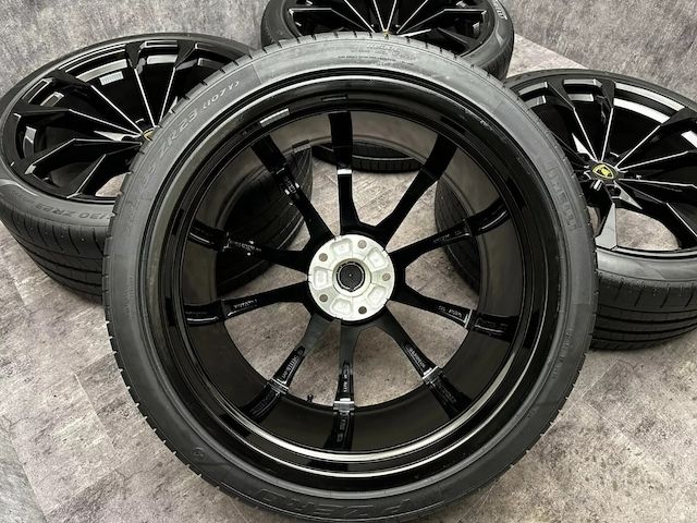 23" Lamborghini Urus MY24 taigete geschmiedete schwarze Räder