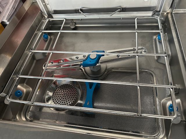 Große Haubenspülmaschine HL M2 M-iClean Meiko