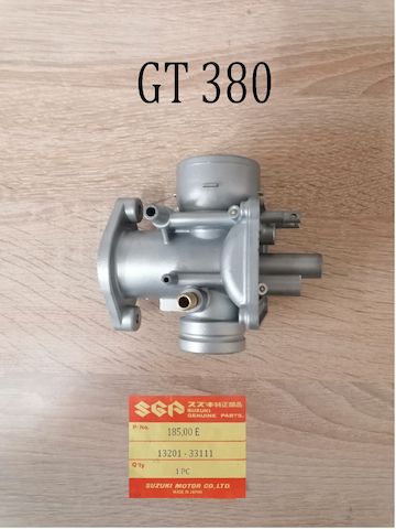 Suzuki GT 380 Vergaser rechts.