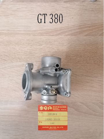 Suzuki GT 380 Vergaser mitte.