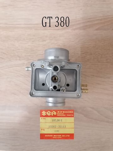 Suzuki GT 380 Vergaser mitte.