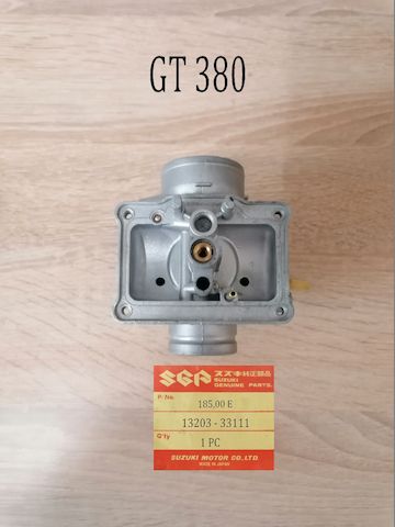 Suzuki GT 380 Vergaser links.
