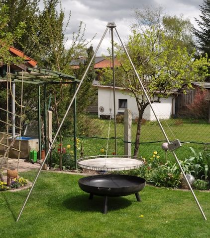 neuwertiger Dreibeingrill (Schwenkgrill)