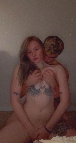 Junge Tättoovierte, gepiercte bi Girls für geilen Sex gesucht