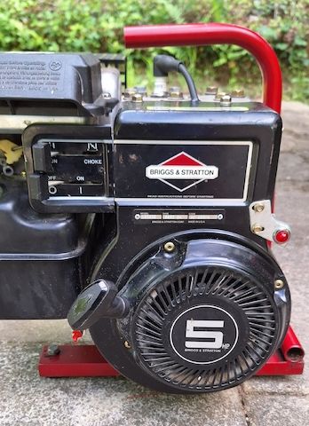 Profi-Stromerzeuger mit 5 HP Briggs & Stratton-Motor, 2200W, 9,7A