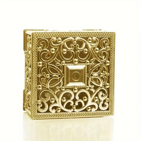 Kleines goldfarbenes Kästchen für kleine Geschenke.