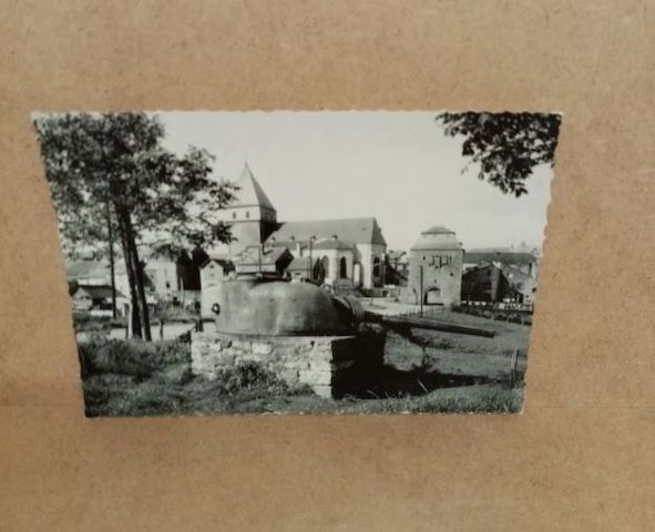 Ansichtskarte-D-299-Bastogne- Eglise St.-Pierre et la Portes de Treves.