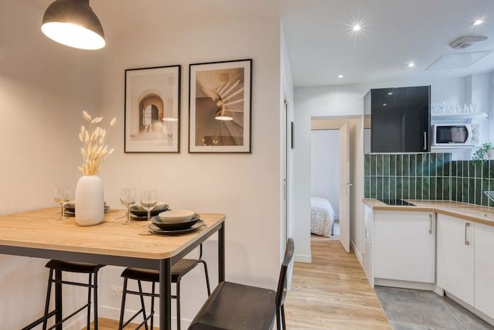 44 m² große, komplett möblierte Wohnung im 1. Stock eines Gebäudes mit Aufzug