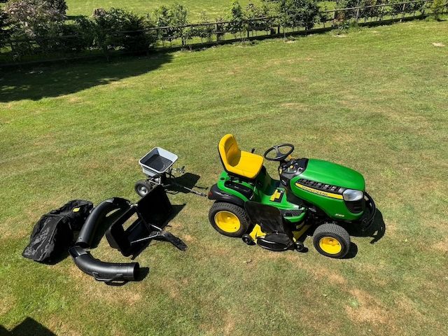 JOHN DEERE X165 Aufsitzmäher, 120 Std. + Zubehör