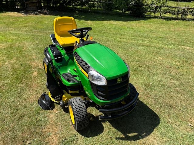 JOHN DEERE X165 Aufsitzmäher, 120 Std. + Zubehör