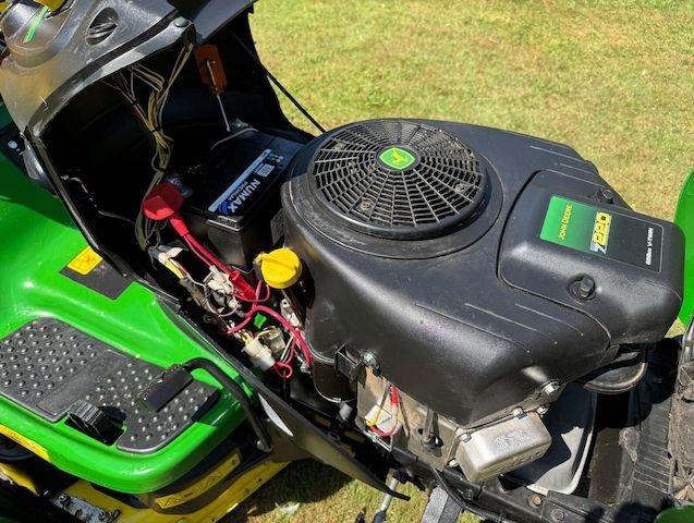 JOHN DEERE X165 Aufsitzmäher, 120 Std. + Zubehör