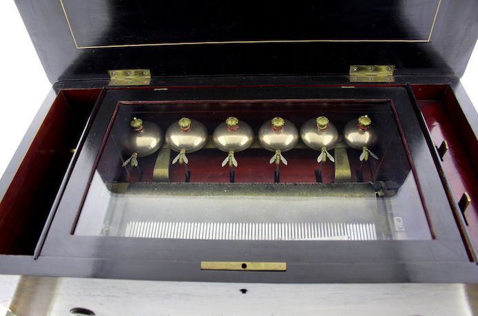 Antikes Walzenspielwerk um 1870 mit 6 Glocken