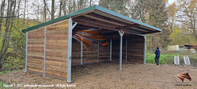 Offenstall & Weidehütte mit Heuraufe | Pferdeunterstand - Weide