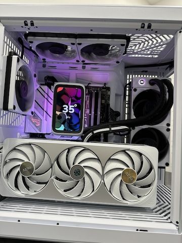 Hyte Q70 Touch AMD Ryzen 7 9800X3D NVIDIA