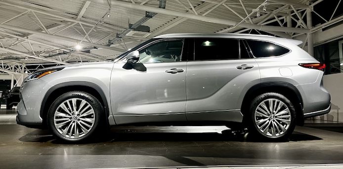 Toyota Highlander Platinum AWD, Baujahr 2023 🧊