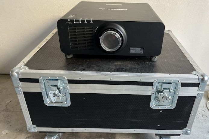 Panasonic PT-DZ870EK+Objektiv*3D DLP Beamer