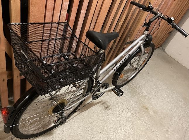 Damenfahrrad MTB Fischer, Räder 26 Zoll, Rahmenhöhe 49½ cm, 18 Gänge, Beleuchtung, Schutzbleche