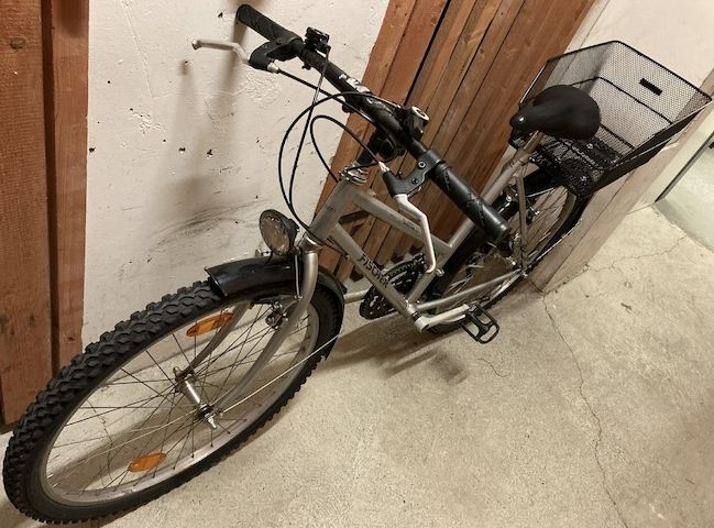 Damenfahrrad MTB Fischer, Räder 26 Zoll, Rahmenhöhe 49½ cm, 18 Gänge, Beleuchtung, Schutzbleche
