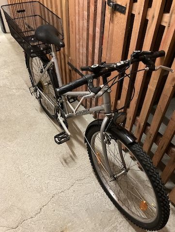 Damenfahrrad MTB Fischer, Räder 26 Zoll, Rahmenhöhe 49½ cm, 18 Gänge, Beleuchtung, Schutzbleche