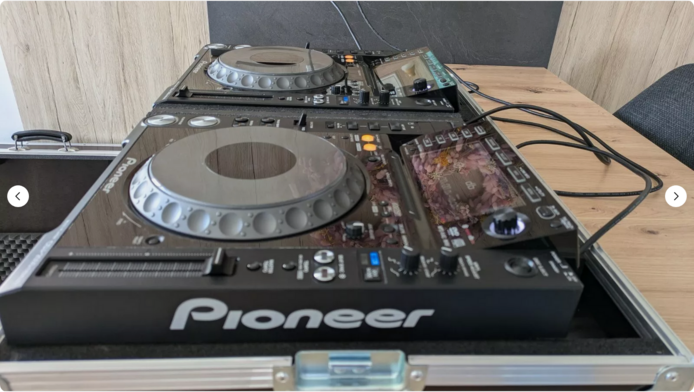 2 x Pioneer CDJ 2000 Nexus NXS incl. Doppelcase