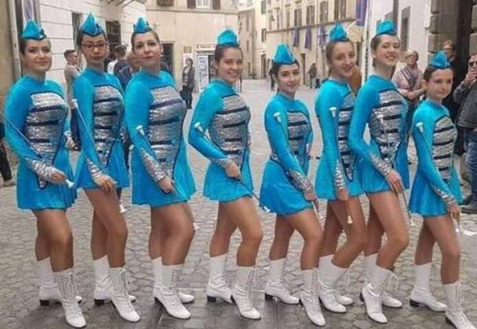 Suche Cheerleader, Ballerina o. ideal Gardetänzerin aus Umkreis.