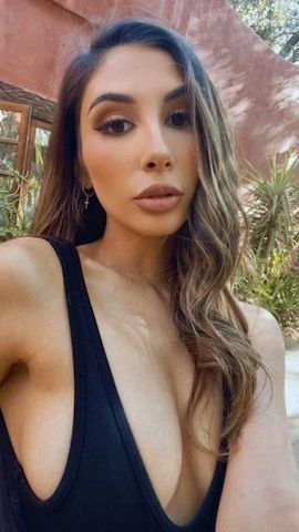 Frau verfügbar für sexuelle Begegnungen und Massagen