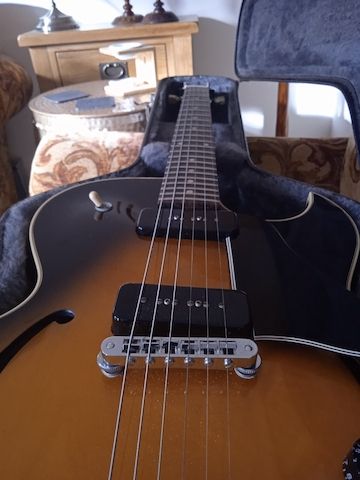 Gibson ES-135 E-Gitarre mit hohlem Körper