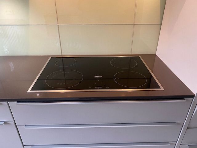 Einbauküche Nobilia-Miele Geräte-Steinplatte-Top Beleuchtung