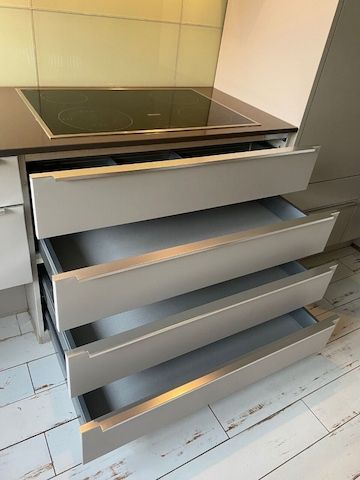 Einbauküche Nobilia-Miele Geräte-Steinplatte-Top Beleuchtung