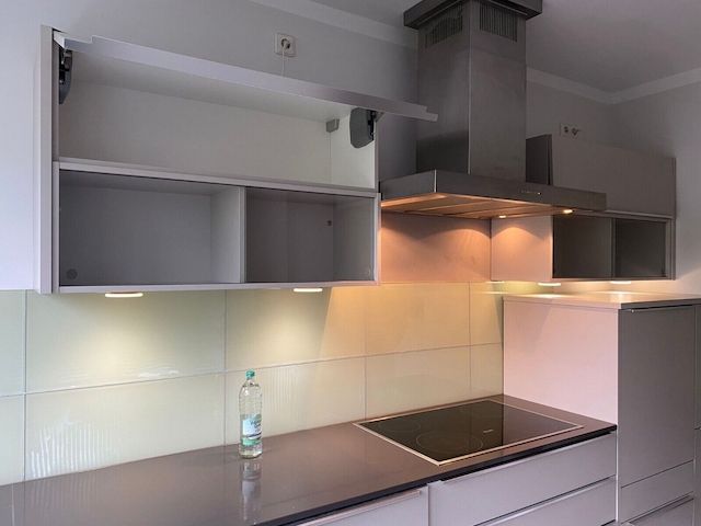 Einbauküche Nobilia-Miele Geräte-Steinplatte-Top Beleuchtung