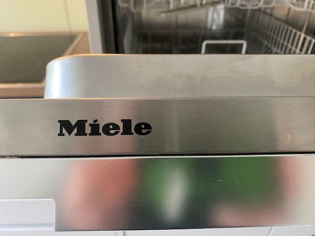 Einbauküche Nobilia-Miele Geräte-Steinplatte-Top Beleuchtung
