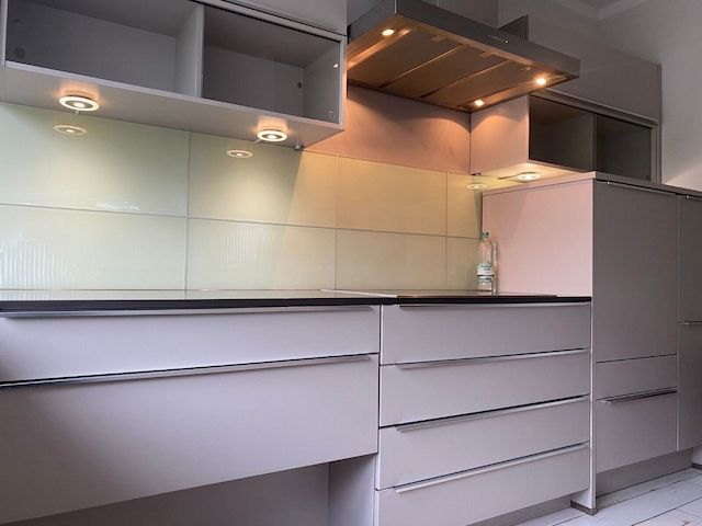 Einbauküche Nobilia-Miele Geräte-Steinplatte-Top Beleuchtung