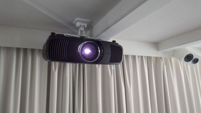 Epson EH-LS12000B 4K Laserprojektor Beamer HDR10 3LCD 2.700 lm top Zustand