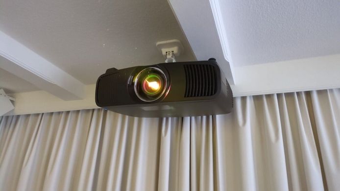 Epson EH-LS12000B 4K Laserprojektor Beamer HDR10 3LCD 2.700 lm top Zustand