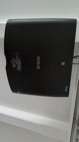 Epson EH-LS12000B 4K Laserprojektor Beamer HDR10 3LCD 2.700 lm top Zustand