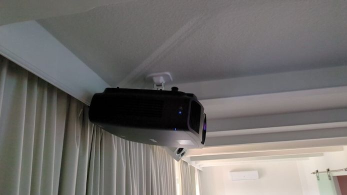 Epson EH-LS12000B 4K Laserprojektor Beamer HDR10 3LCD 2.700 lm top Zustand