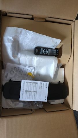 Epson EH-LS12000B 4K Laserprojektor Beamer HDR10 3LCD 2.700 lm top Zustand